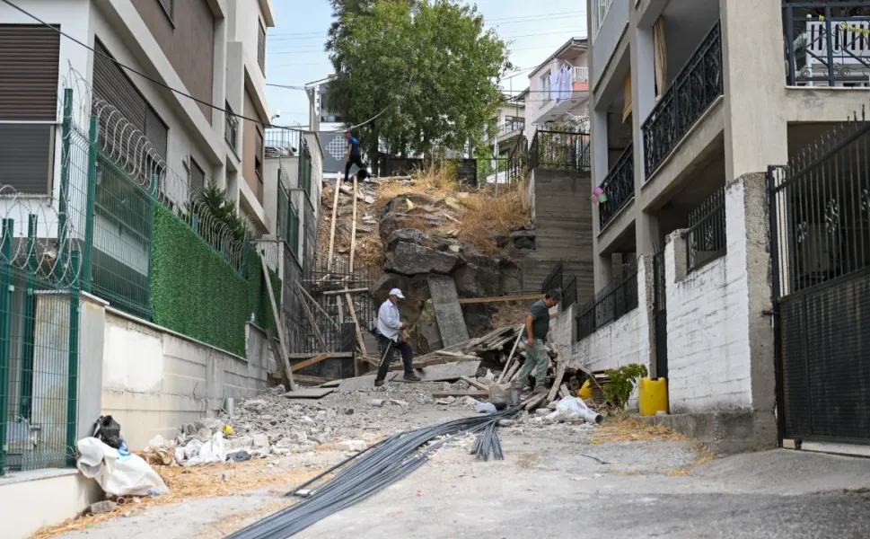 Bornova Atatürk Mahallesi’nde iki ulaşım sorunu çözüme kavuşuyor