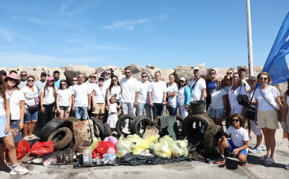 Çeşme kıyılarından 1,5 ton atık çıkarıldı