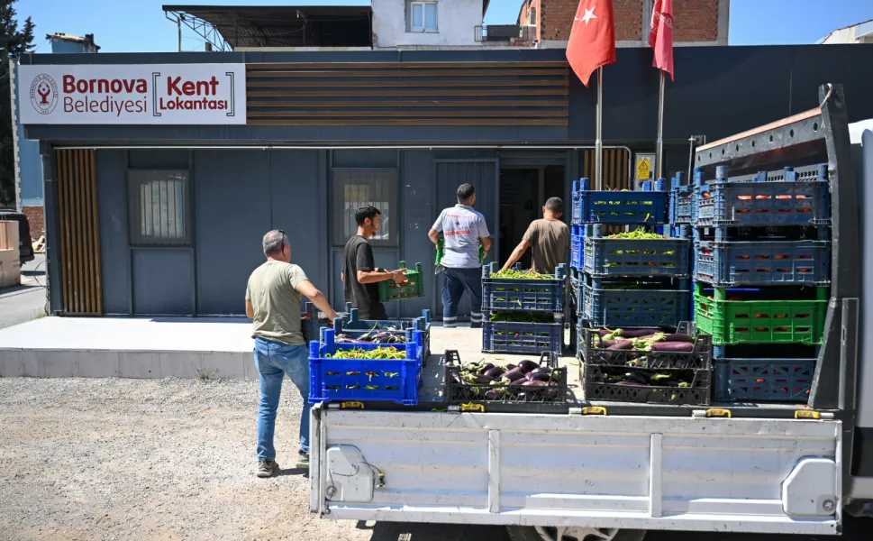 Dayanışma Tarlası'nın ürünleri Bornovalılara dağıtılıyor