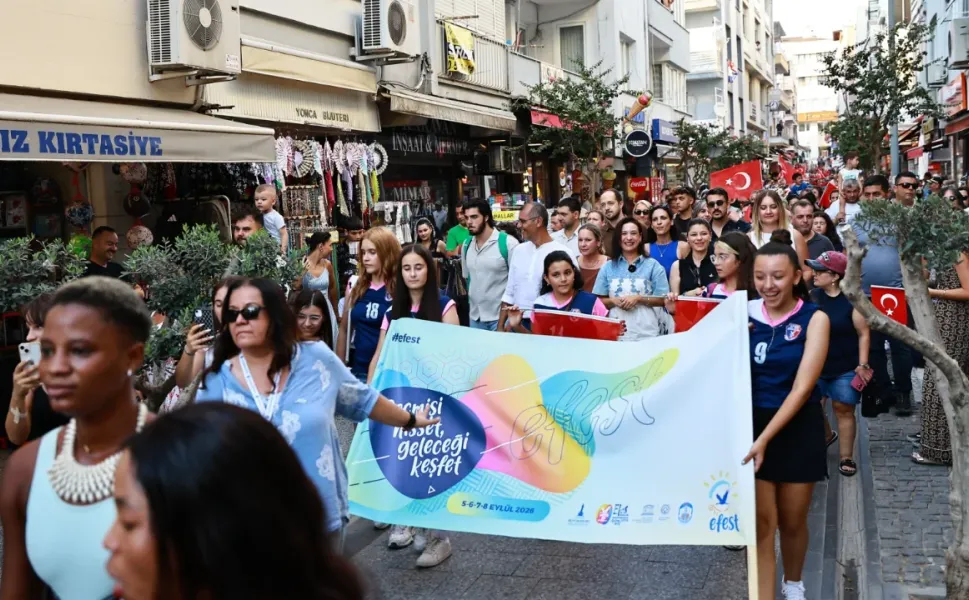 EFEST 2026 kortejle başladı: Efes Selçuk’ta kültür, sanat ve eğlence bir araya geldi