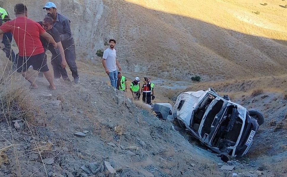 Elazığ’da işçileri taşıyan minibüs uçuruma yuvarlandı: 5’i ağır 13 yaralı!