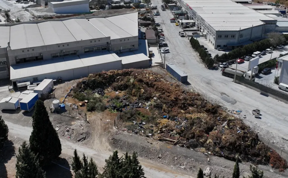 Gaziemir’de 3 aydır depolanan atıklar tepkiye neden oldu