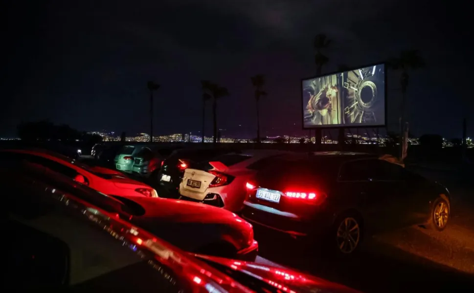 İnciraltı'nda arabada sinema keyfi