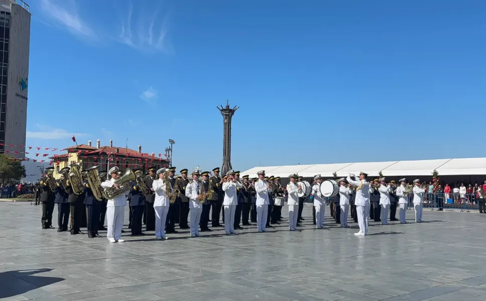 İzmir’de 9 Eylül coşkusu meydanlarda hissedildi
