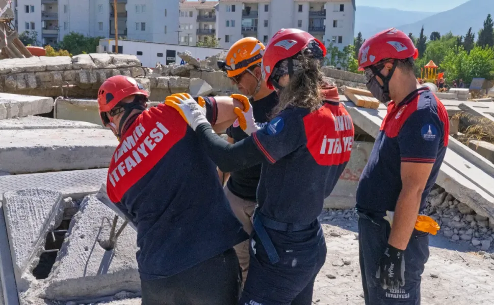 İzmir İtfaiyesi ağır arama kurtarmaya hazırlanıyor