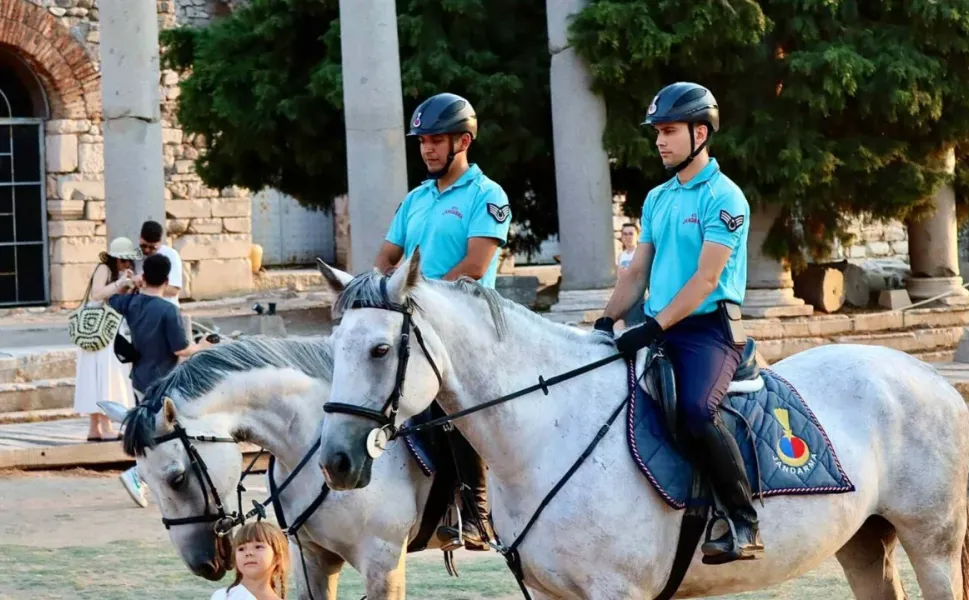İzmir’de atlı jandarma 12 ilçede devriye geziyor