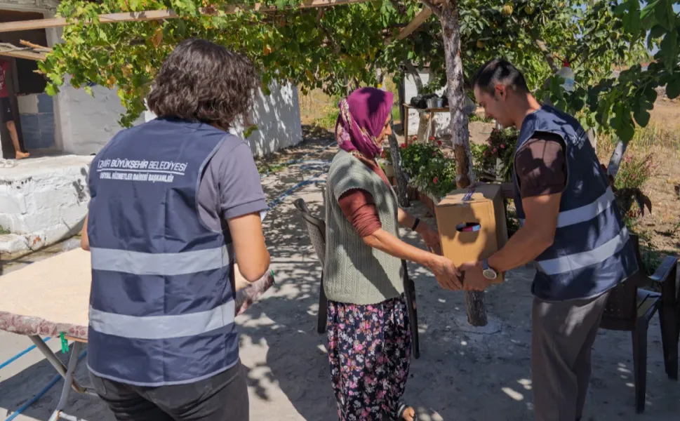 İzmir’de sosyal destek için kapı kapı çalışma
