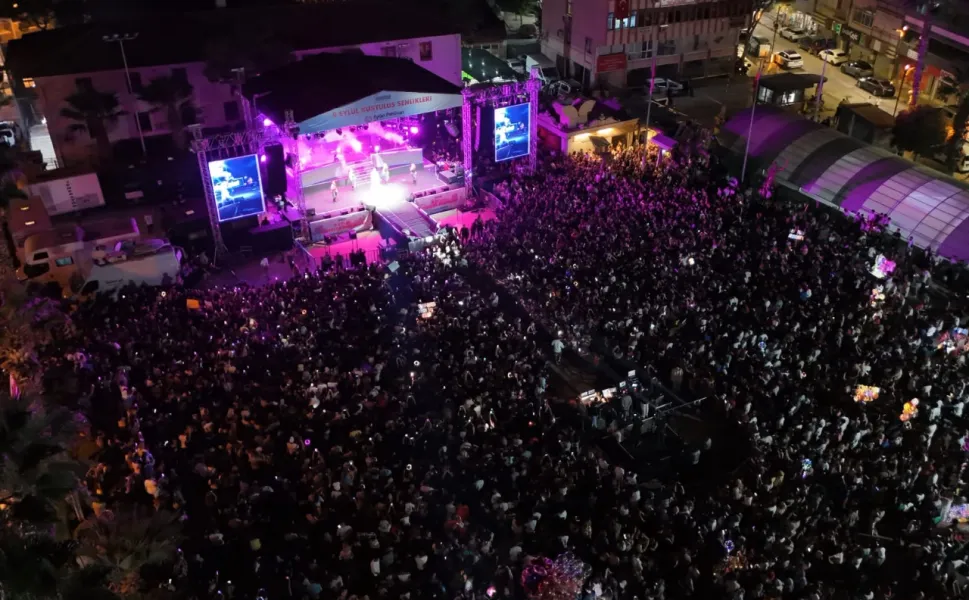 Menemen’de kurtuluş gecesine Sefo damgası