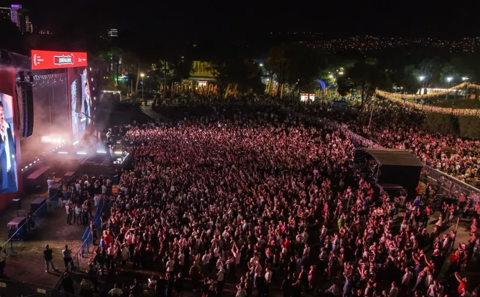 Mert Demir İzmir Enternasyonal Fuarı’nda 50 bin kişiye konser verdi