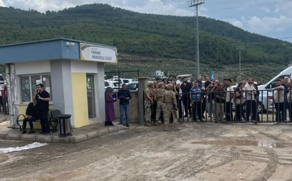 Okul bahçesinde öğretmene silahlı saldırı: Durumu ağır!