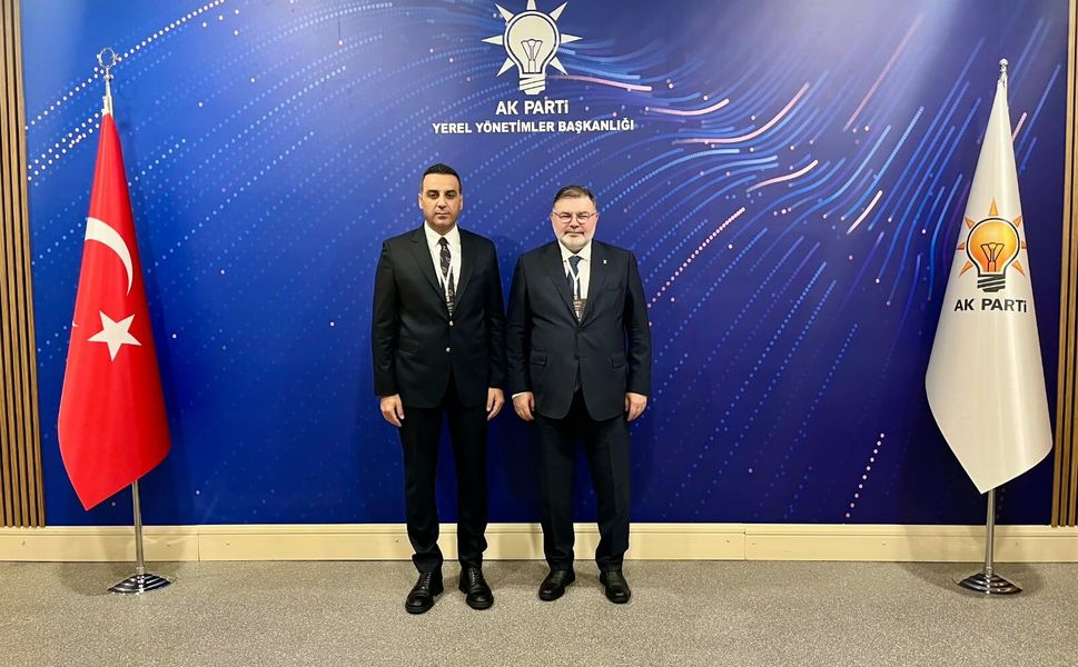 Çiğli Belediye Başkanı Onur Emrah Yıldız resmen AK Parti'ye geçti