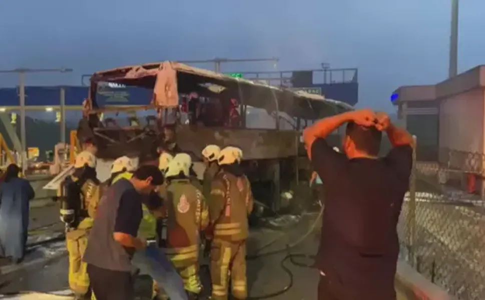 Bariyere çarpan yolcu otobüsü alevlere teslim oldu: 2 kişi hayatını kaybetti, 4 kişi yaralandı
