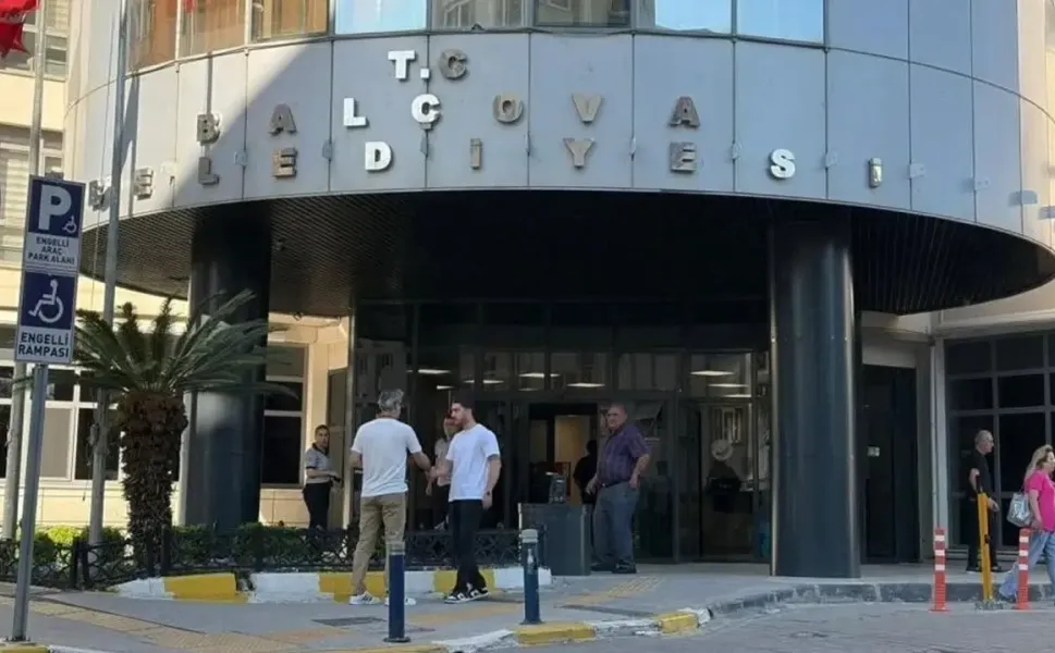 Balçova'da memurlar iş bıraktı: Kesin tarih istiyorlar!