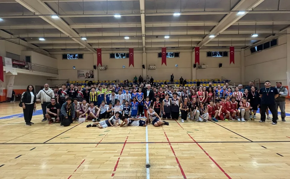 Bergama'da genç basketbolcular Cumhuriyet Kupası için yarıştı