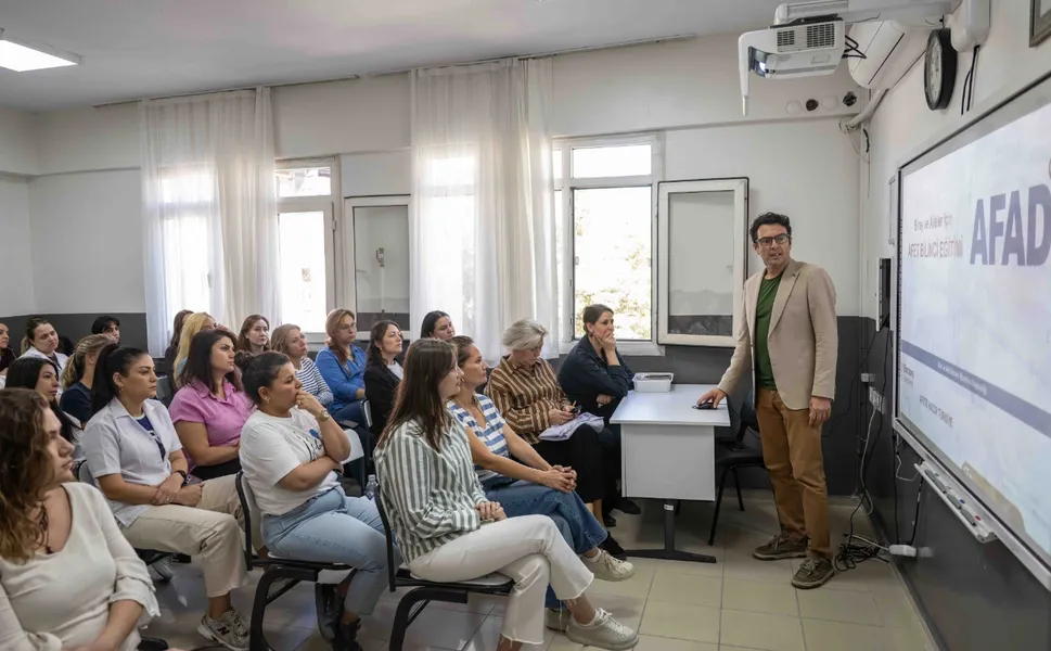 Bornova'da afet bilinci için öğretmenler eğitimden geçti