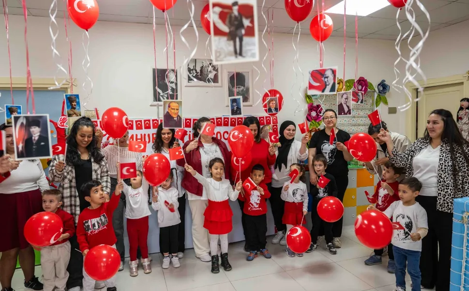 Bornova'da Cumhuriyet coşkusu çocuklarla başladı