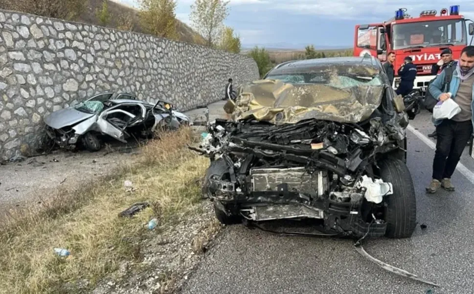 Çorum'da can pazarı! Otomobil ile cip çarpıştı: 4 ölü, 2 yaralı