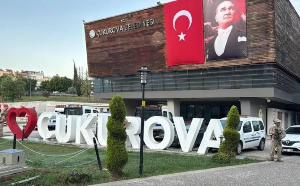 Çukurova Belediyesi soruşturmasında 49 kişi adliyede