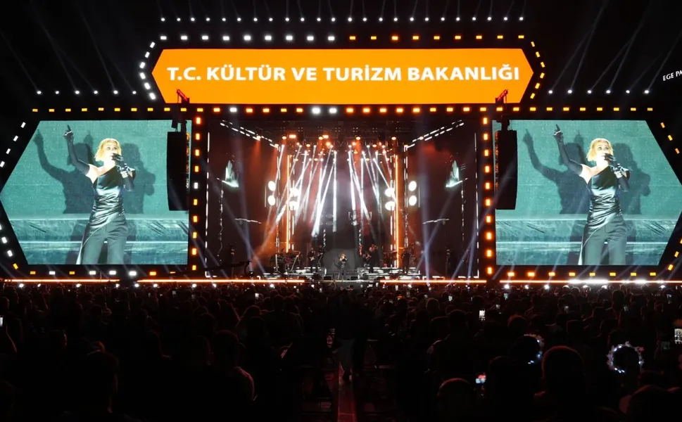 Derya Uluğ, İzmir Kültür Yolu Festivali’nde sahne aldı