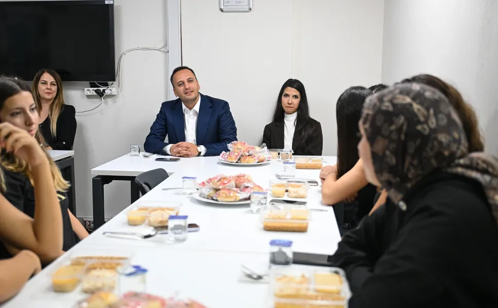 Eşki öğrencilerle aynı sofrada: “Ben sadece belediye başkanı değil, sizin abinizim”