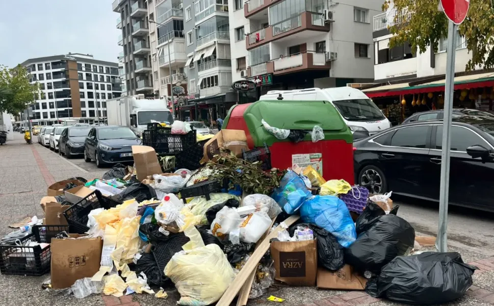 İzmir AK Parti'ye geçti, Karşıyaka hariç... Çöp dağları oluştu