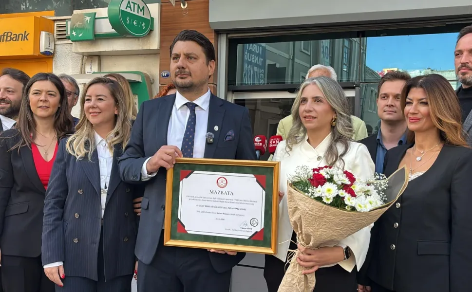 İzmir Barosu'nun yeni başkanı mazbatasını aldı