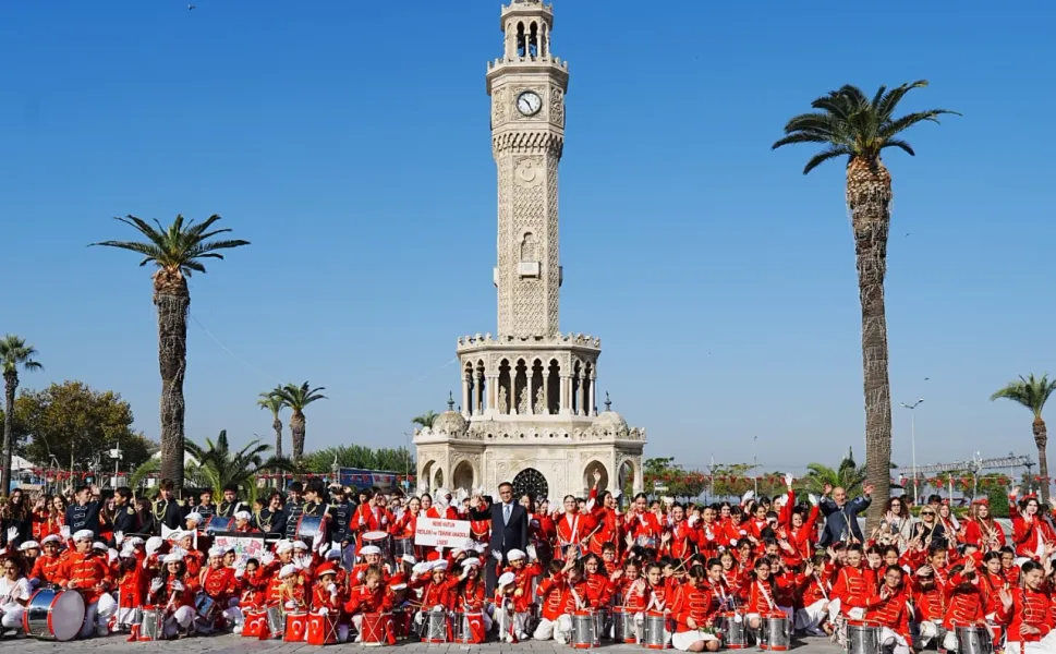 İzmir'de 29 Ekim heyecanı: Bando takımları sahne aldı