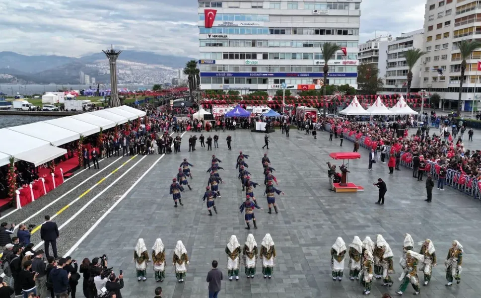 İzmir’de Cumhuriyet’in 103’üncü yılı coşkuyla kutlandı