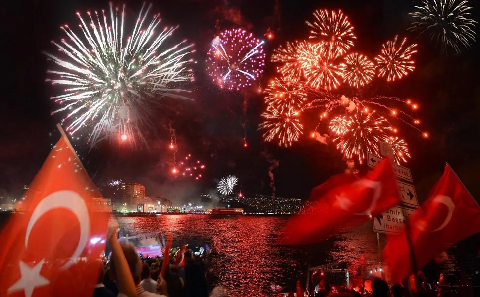 İzmir'de görsel şölen: Gökyüzü ışıl ışıl olacak