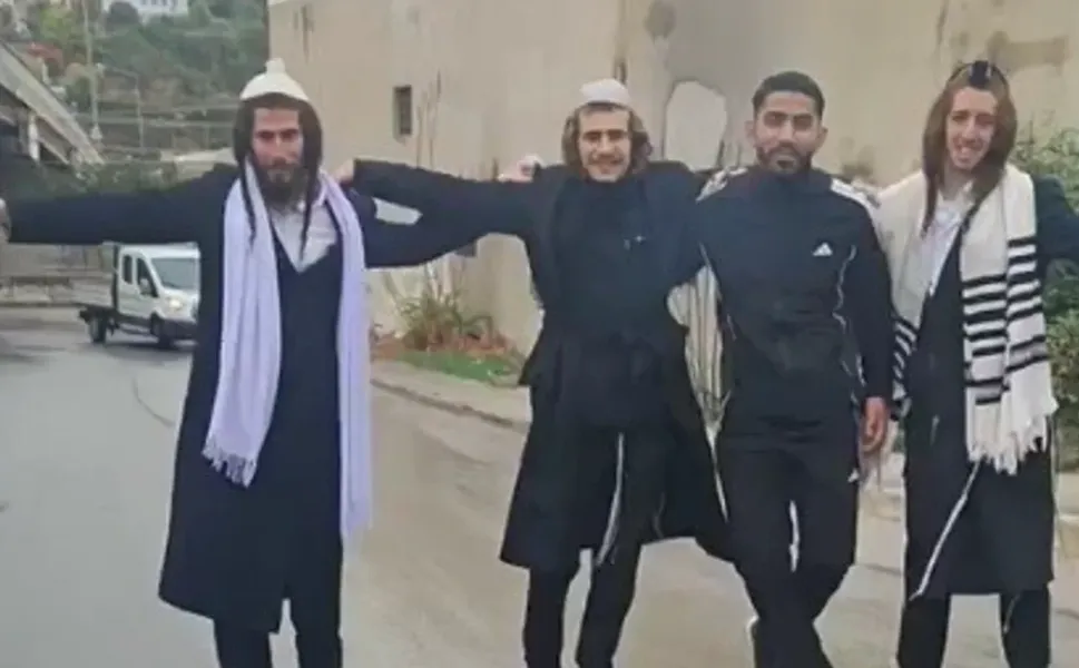 İzmir'de Netanyahu'nun seçim yenilgisini kutlayan Yahudiler sokakta dans etti