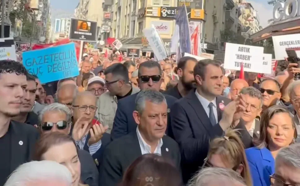 İzmir’de Sansüre hayır yürüyüşüne Özgür Özel de katıldı
