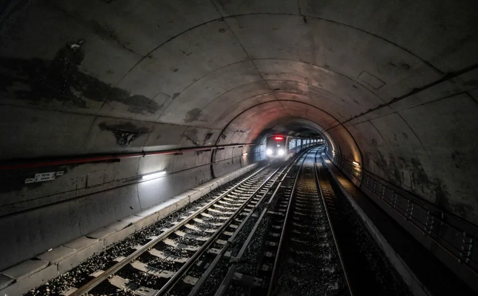 İzmir Metrosu’nda gece mesaisi: Raylar tek tek değiştiriliyor