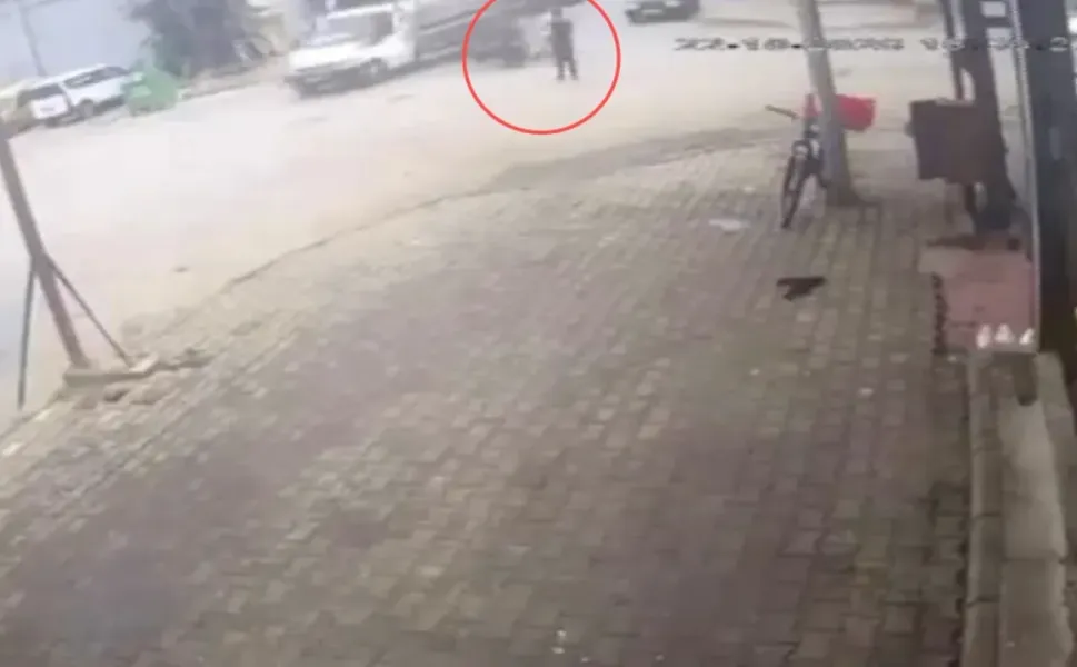 İzmir'de motosiklet kamyonetin altına girdi: Kaza anı kamerada
