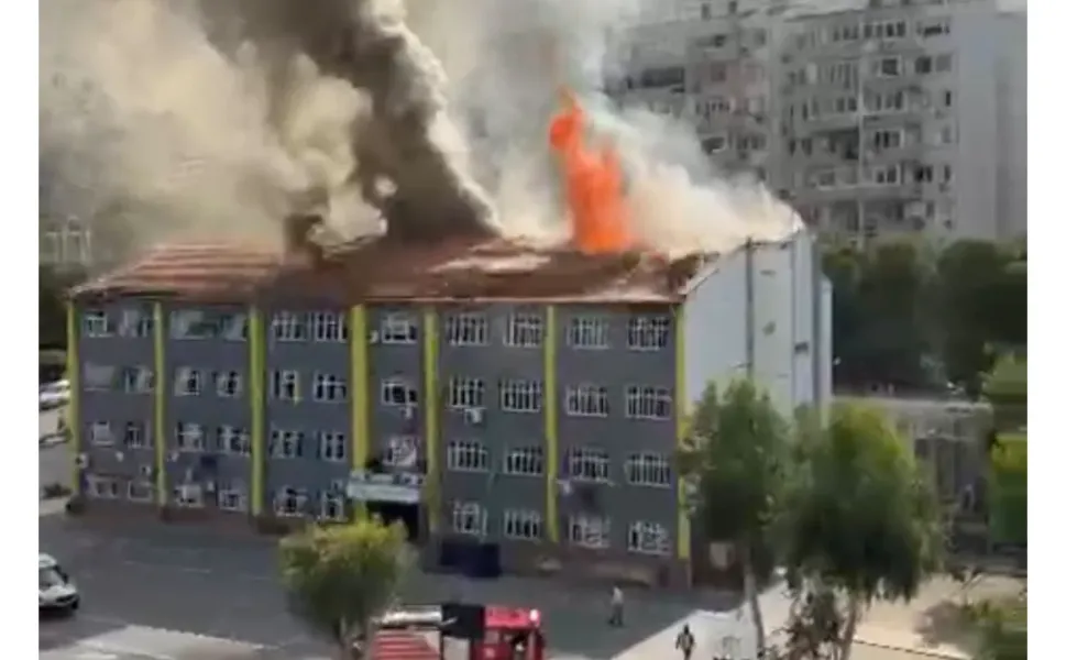 İzmir’de okul çatısında korkutan yangın