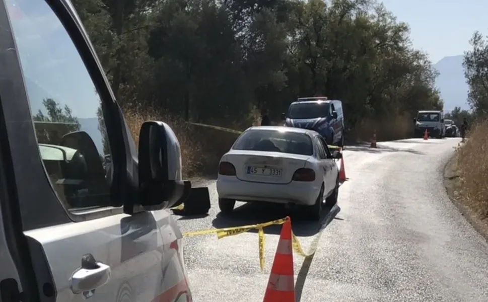 İzmir'de 48 yaşındaki şahıs otomobil içerisinde tüfekle vurulmuş halde ölü bulundu