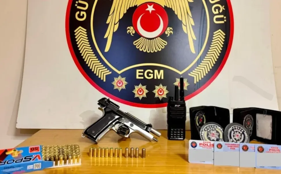 İzmir'de polis amblemiyle silah paylaşan şüpheli yakalandı