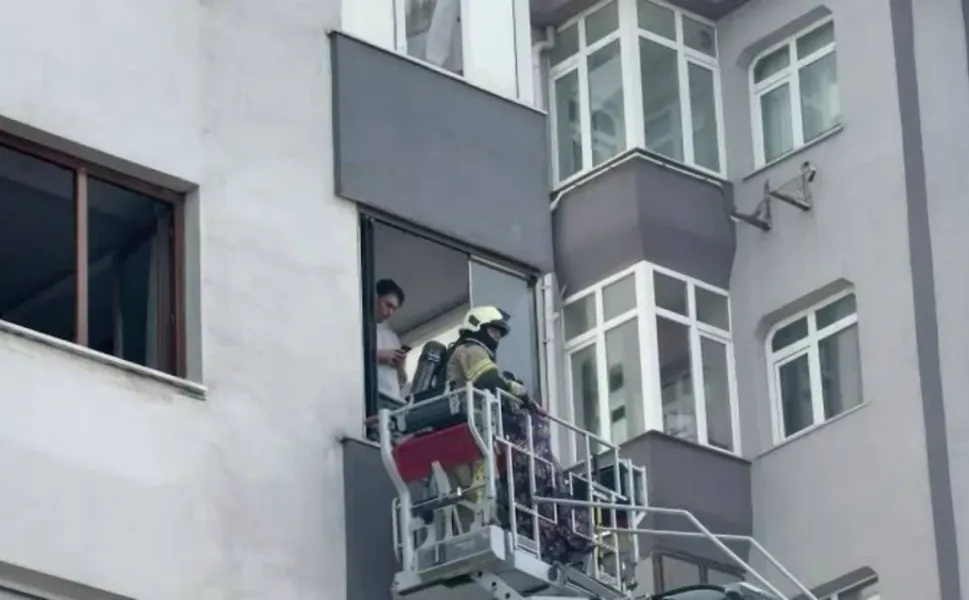 Kadıköy’de 8 katlı binada yangın: Tahliye sürüyor