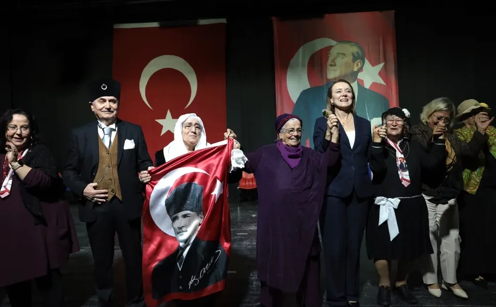 Konak'ın çınarları Cumhuriyet için sahneye çıktı