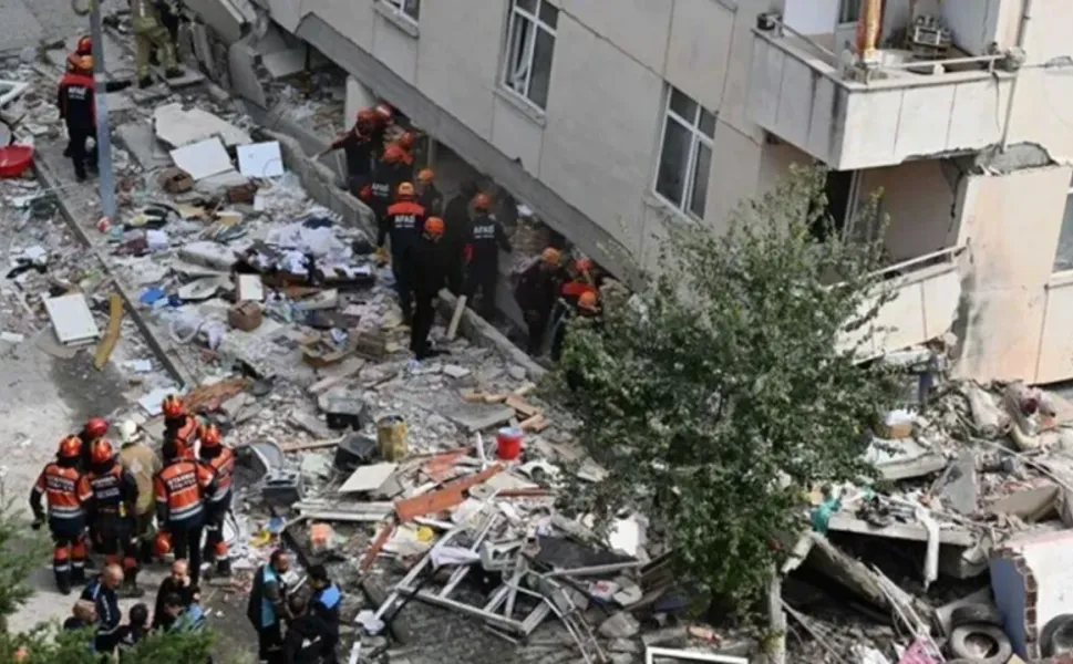 Maltepe'de çöken 7 katlı bina kontrollü yıkılıyor