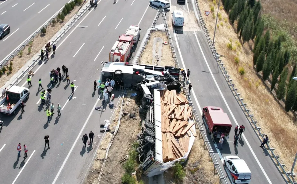 Manisa'daki feci kazada hayatını kaybeden 10 kişi Bursa'da toprağa verildi