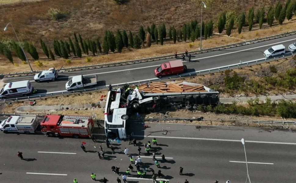Manisa'da feci kazada 11 can kaybı: Otobüs ve tır şoförü tutuklandı