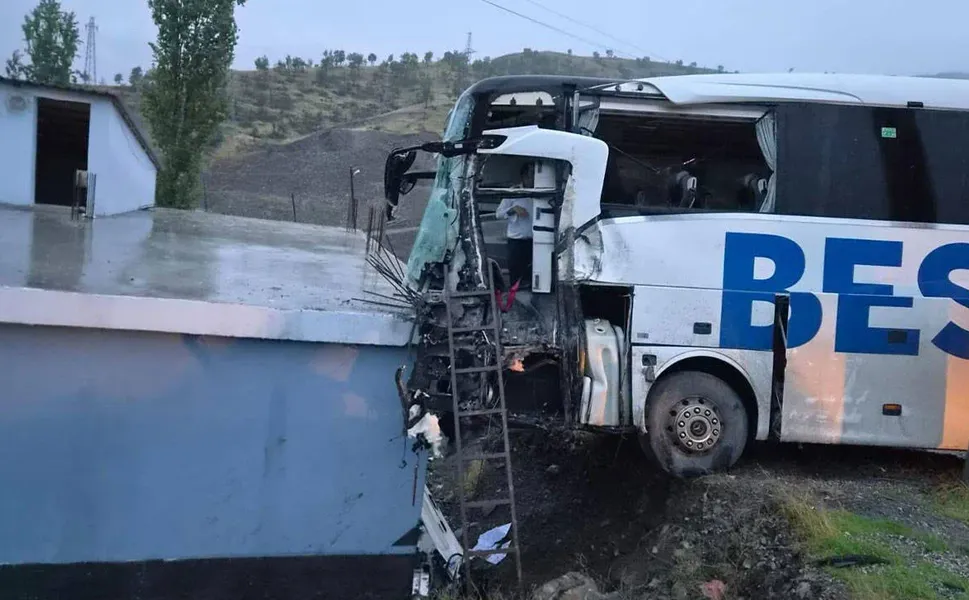 Şırnak'ta yolcu otobüsü eve çarptı: 1 ölü, 14 yaralı