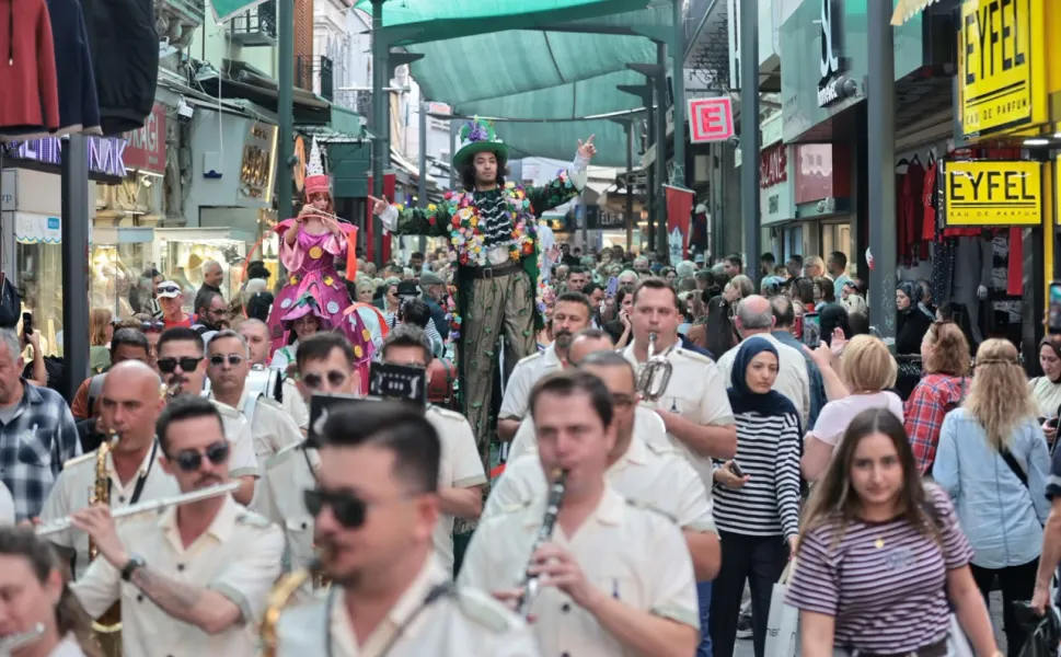 Tarihi çarşıda festival coşkusu: Kemeraltı sokakları renklendi