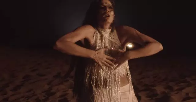 demet-ozdemirin-ask-taktikleri-2-filmindeki-kumsal-dansi-yurekleri-hoplatti-iste-o-seks1