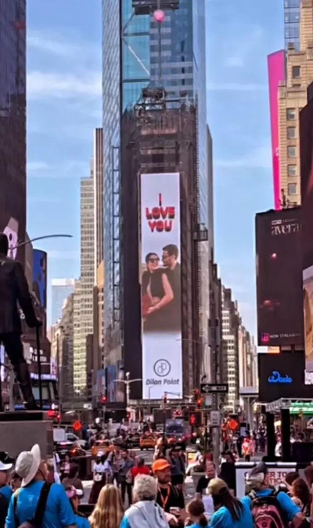 engin-polat-citayi-arsa-cikardi-esi-dilan-polatin-dogum-gunu-icin-new-york-times-square-ekr