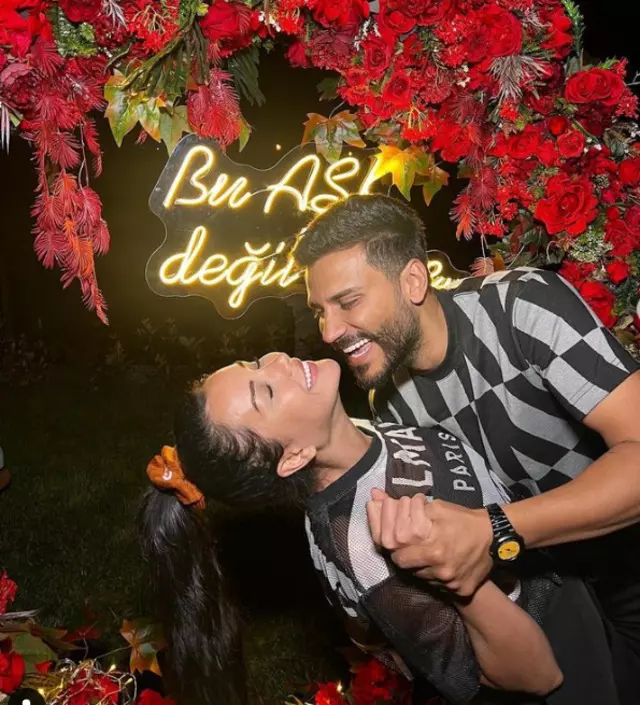 engin-polat-citayi-arsa-cikardi-esi-dilan-polatin-dogum-gunu-icin-new-york-times-square-ekr1