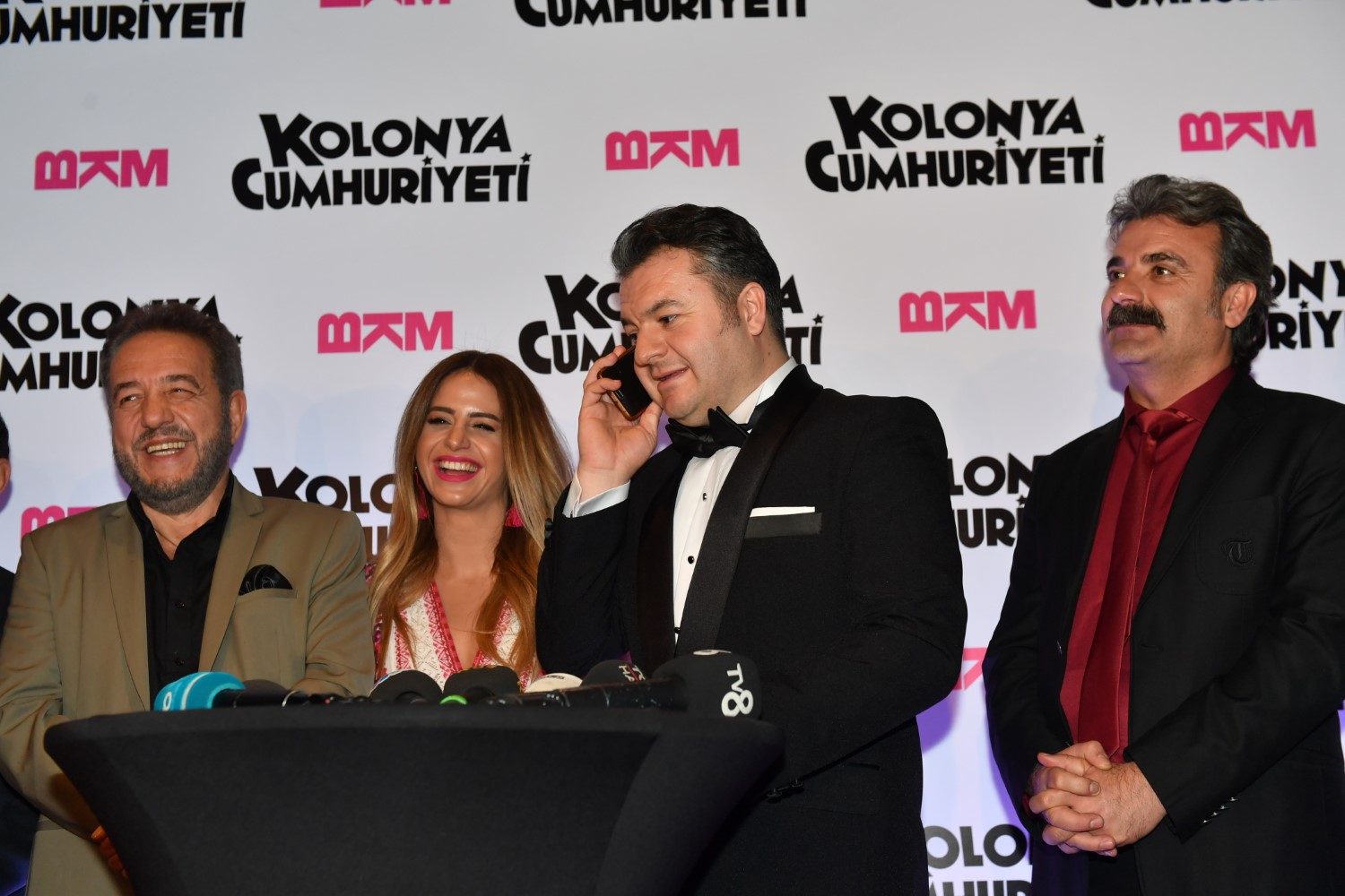 kolonya-cumhuriyeti-ne-anlatiyor-oyunculari-kolonya-cumhuriyeti-nerede-cekildi9