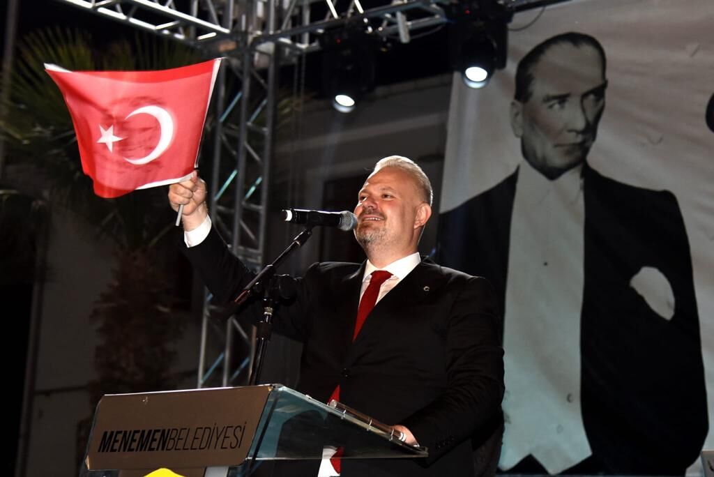 Menemen’de iki meclis üyesi AK Parti’ye katıldı