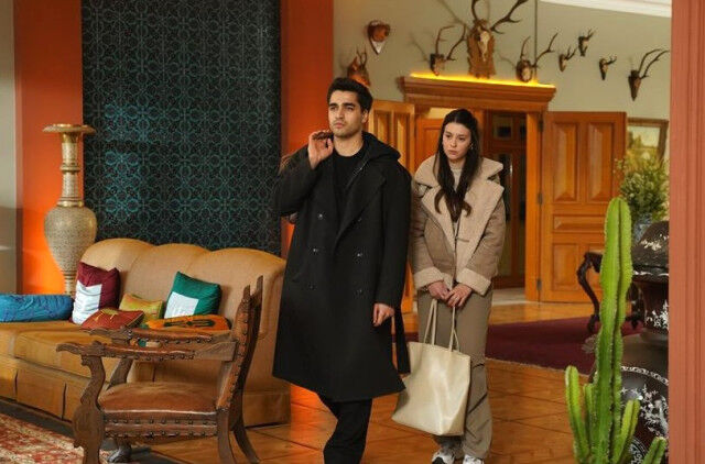 yali-capkininin-pelini-buce-buse-kahramandan-sevgilisiyle-sarmas-dolas-ilk-poz1