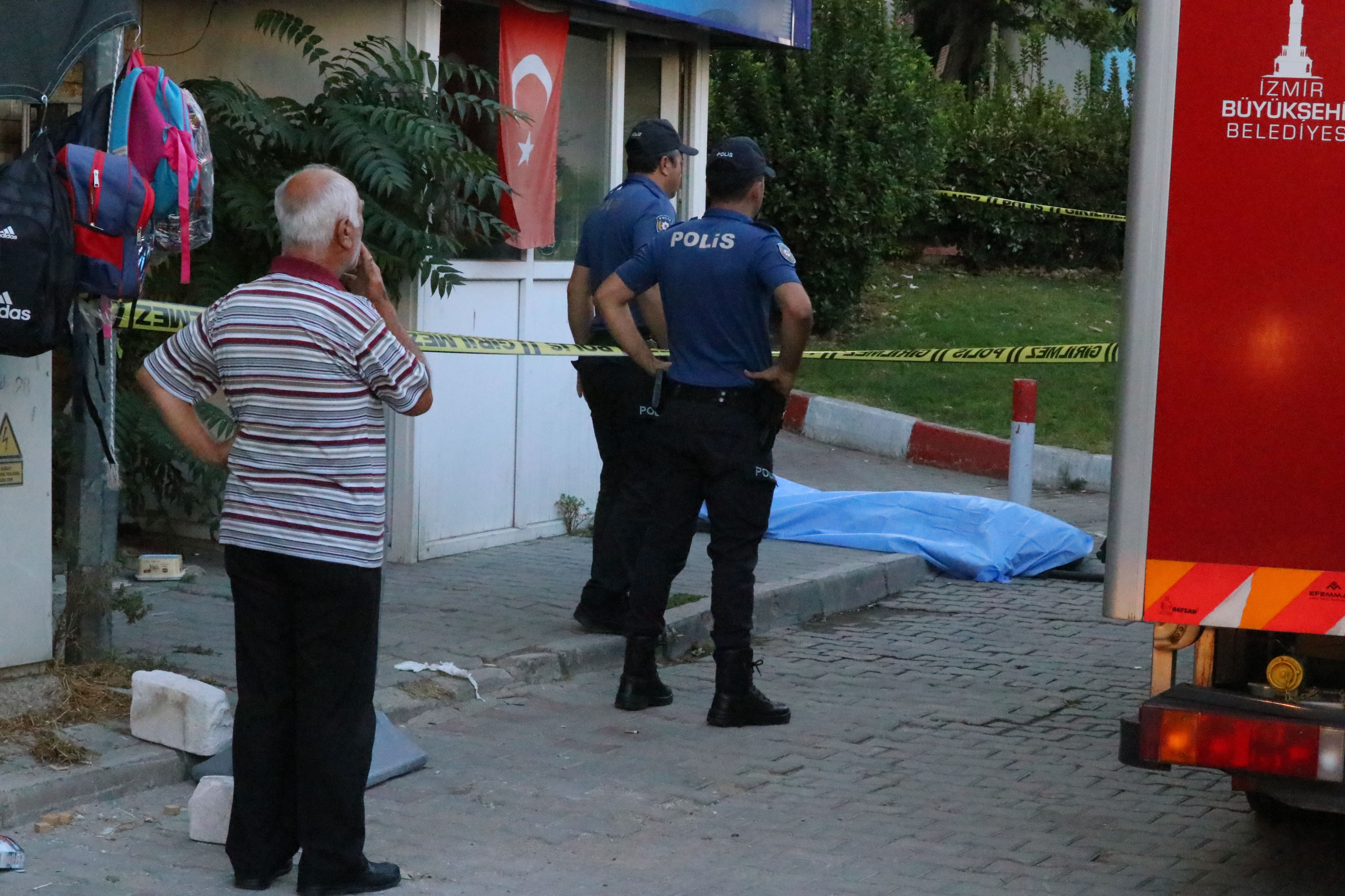 AA-20230920-32194687-32194686-IZMIRDE_EGLENCE_MEKANINDA_CIKAN_YANGINDA_1_KISI_OLDU